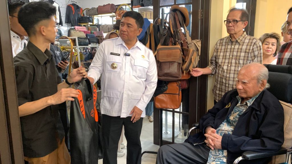 Prof. Emil Salim Kunjungi Sentra Kulit Garut, Puji Kreativitas Perajin dan Desainer Lokal.jpg